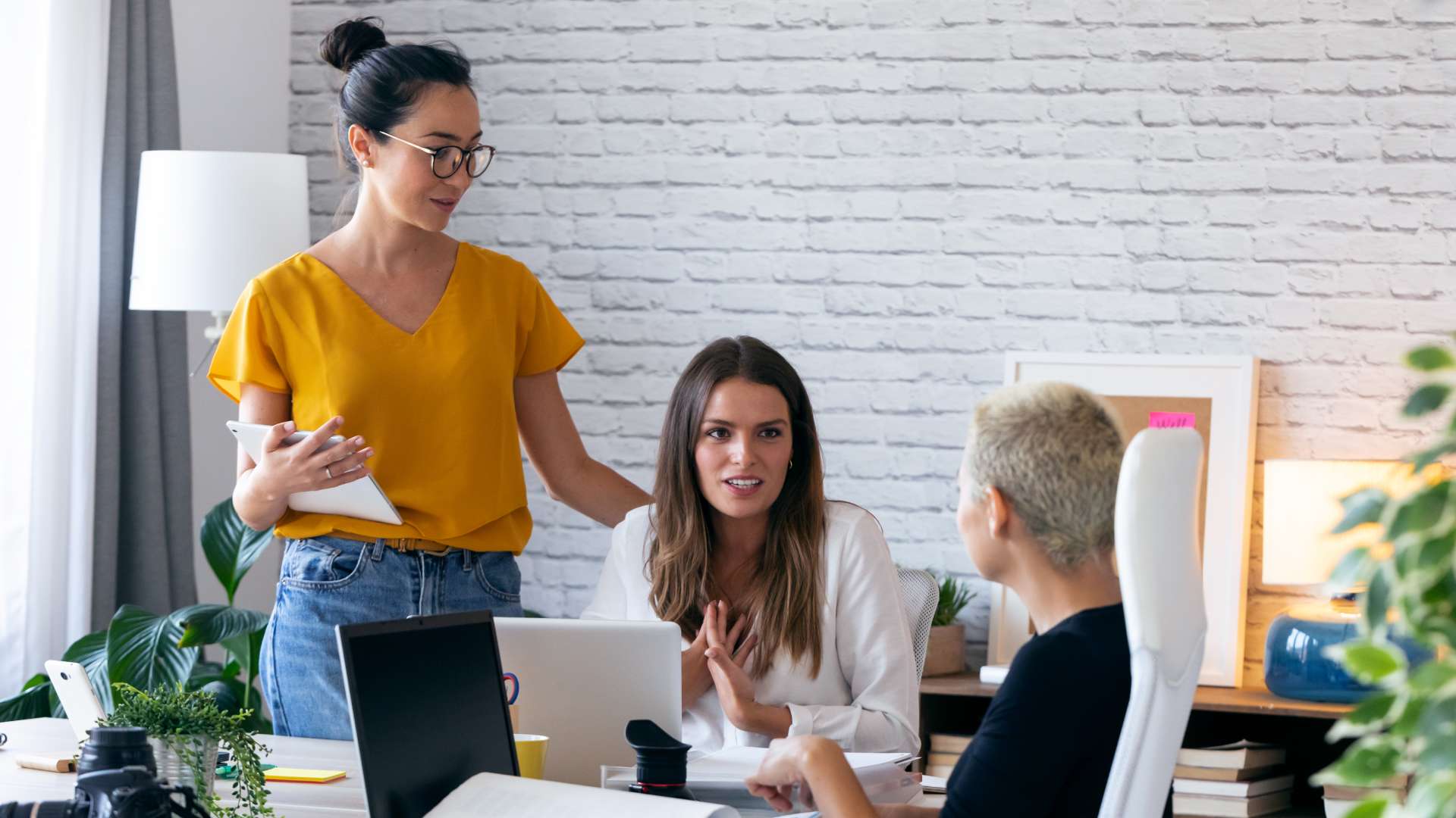 How AI Boosts Efficiency in Digital Agencies